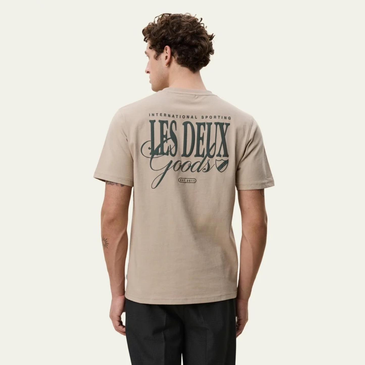 LES DEUX || GOODS T-SHIRT DARK SAND