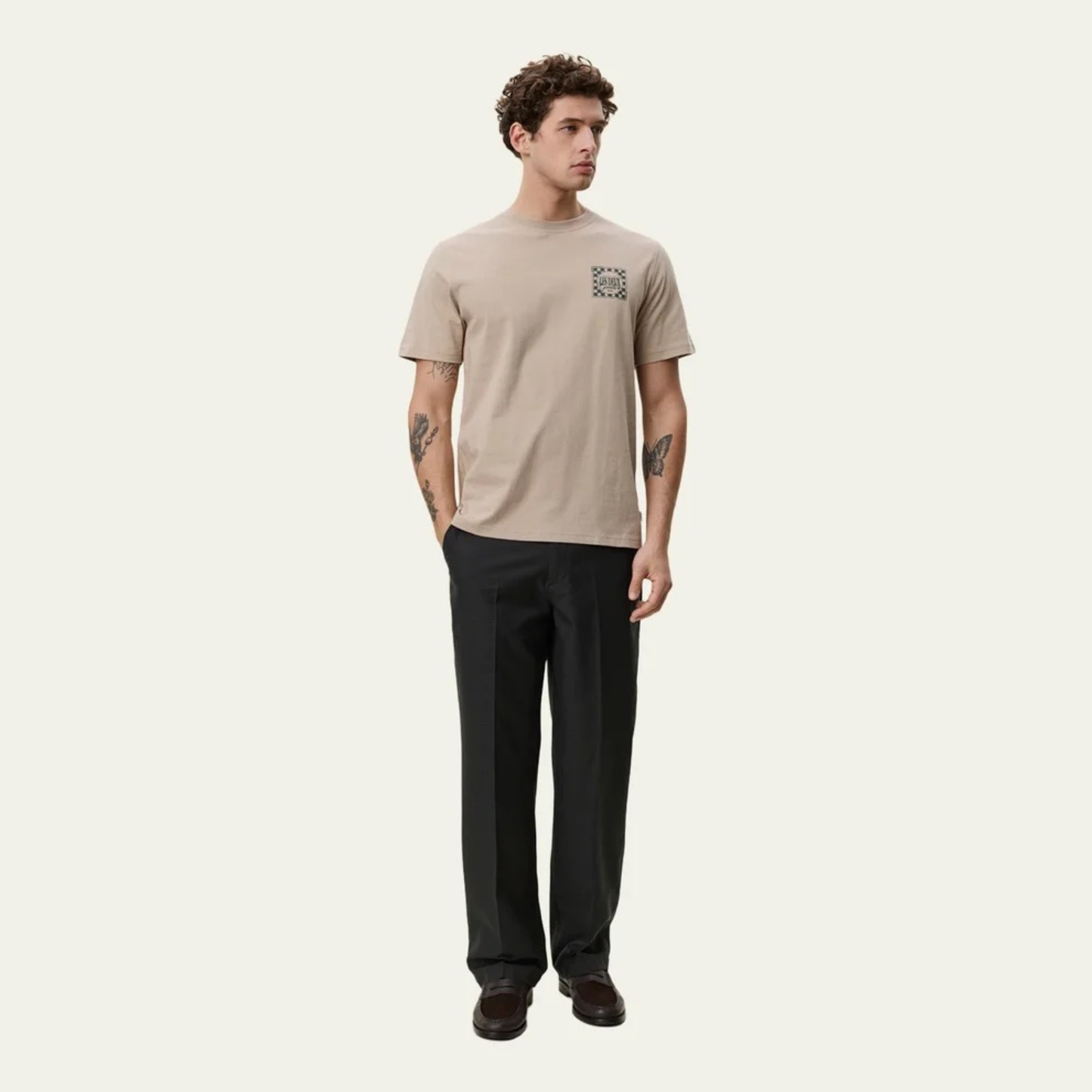LES DEUX || GOODS T-SHIRT DARK SAND