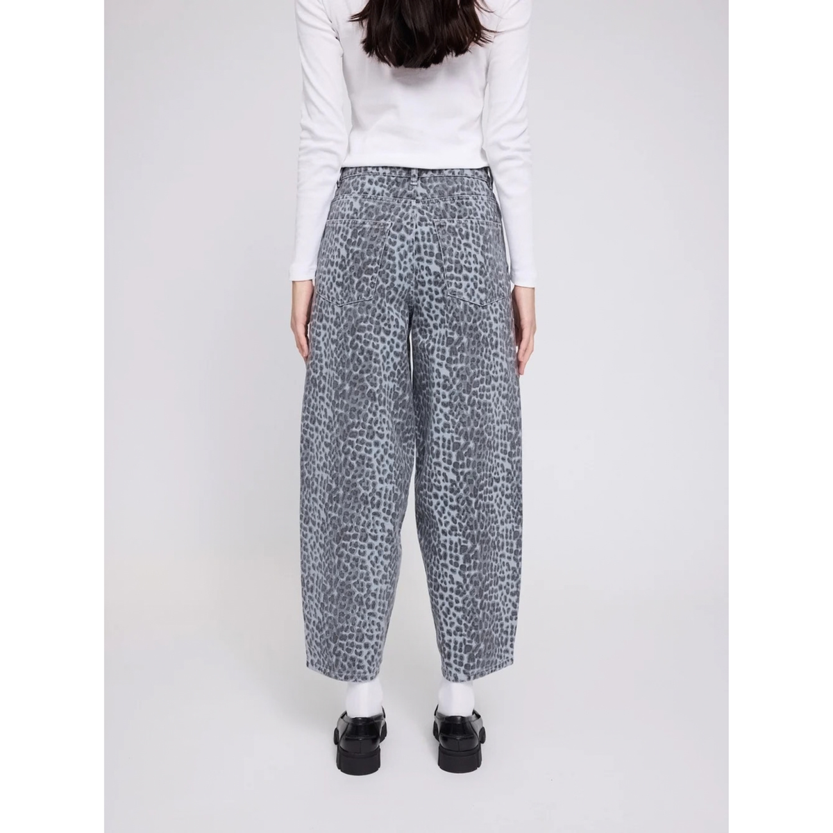 MAZINE || WOMEN PRINTED BARREL LEG DENIM PANTS