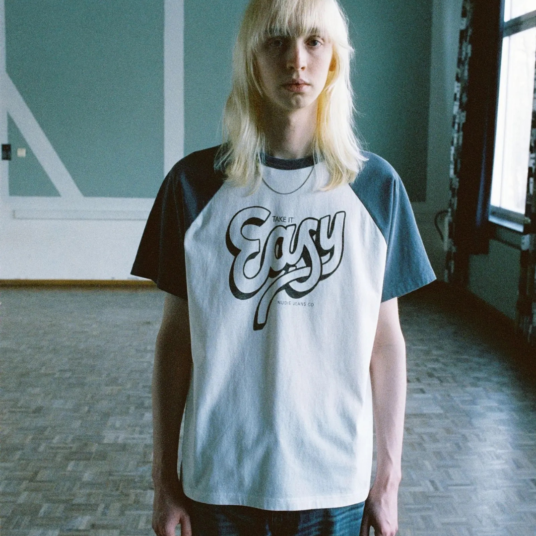 NUDIE JEANS || ROY RAGLAN T-SHIRT TAKE IT EASY OFF WHITE/BLACK