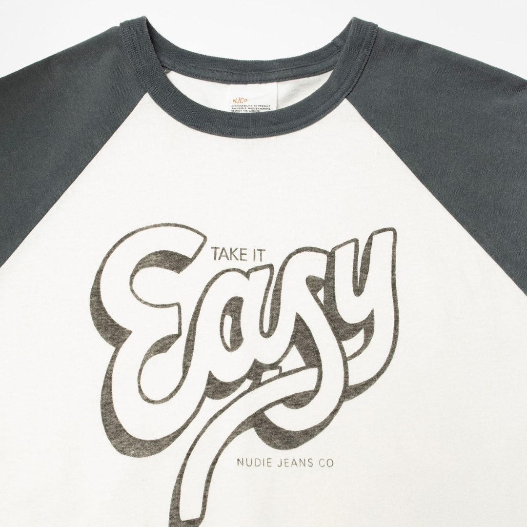 NUDIE JEANS || ROY RAGLAN T-SHIRT TAKE IT EASY OFF WHITE/BLACK