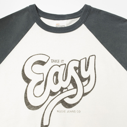NUDIE JEANS || ROY RAGLAN T-SHIRT TAKE IT EASY OFF WHITE/BLACK