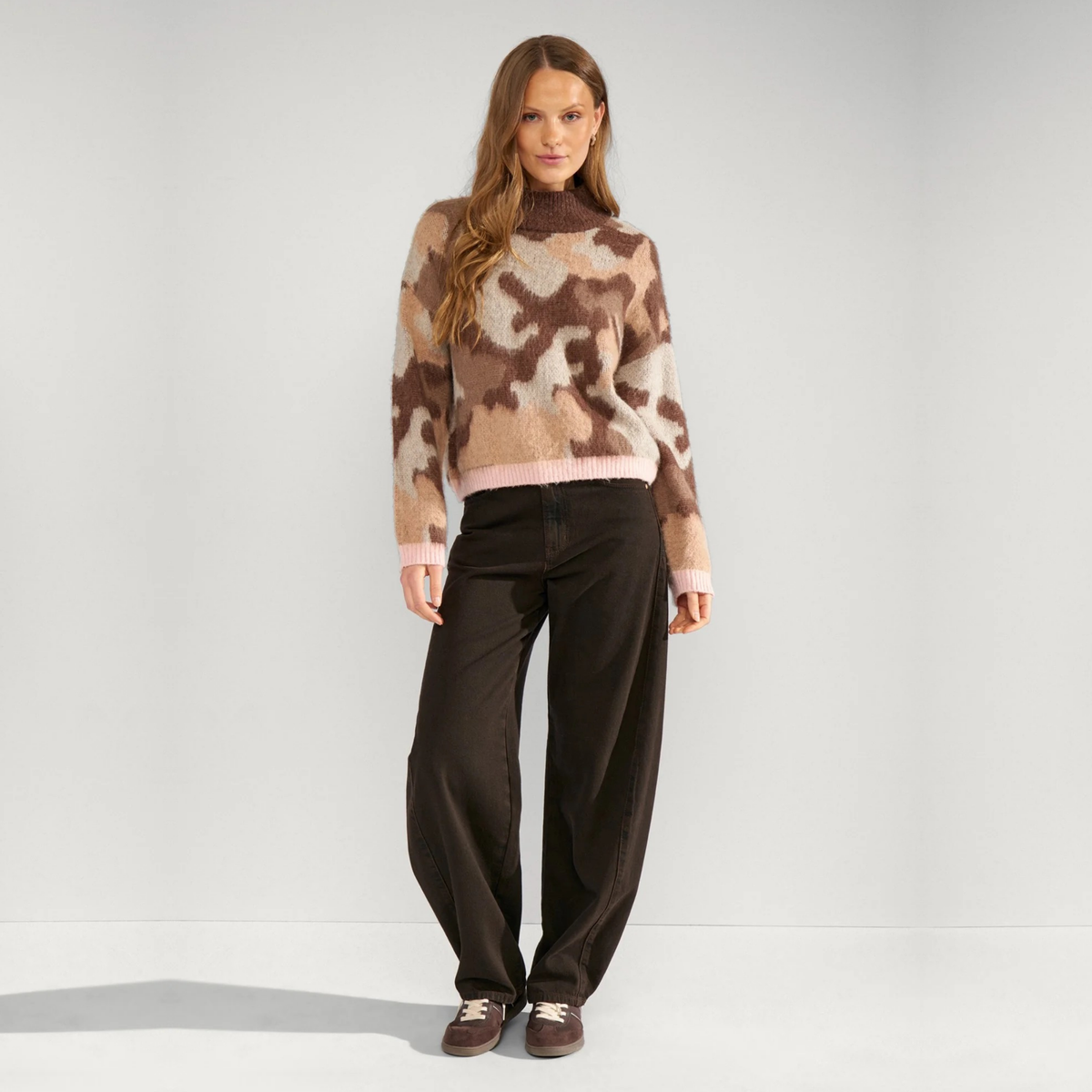 NÜMPH || NUCAMU PULLOVER BLACK COFFEE