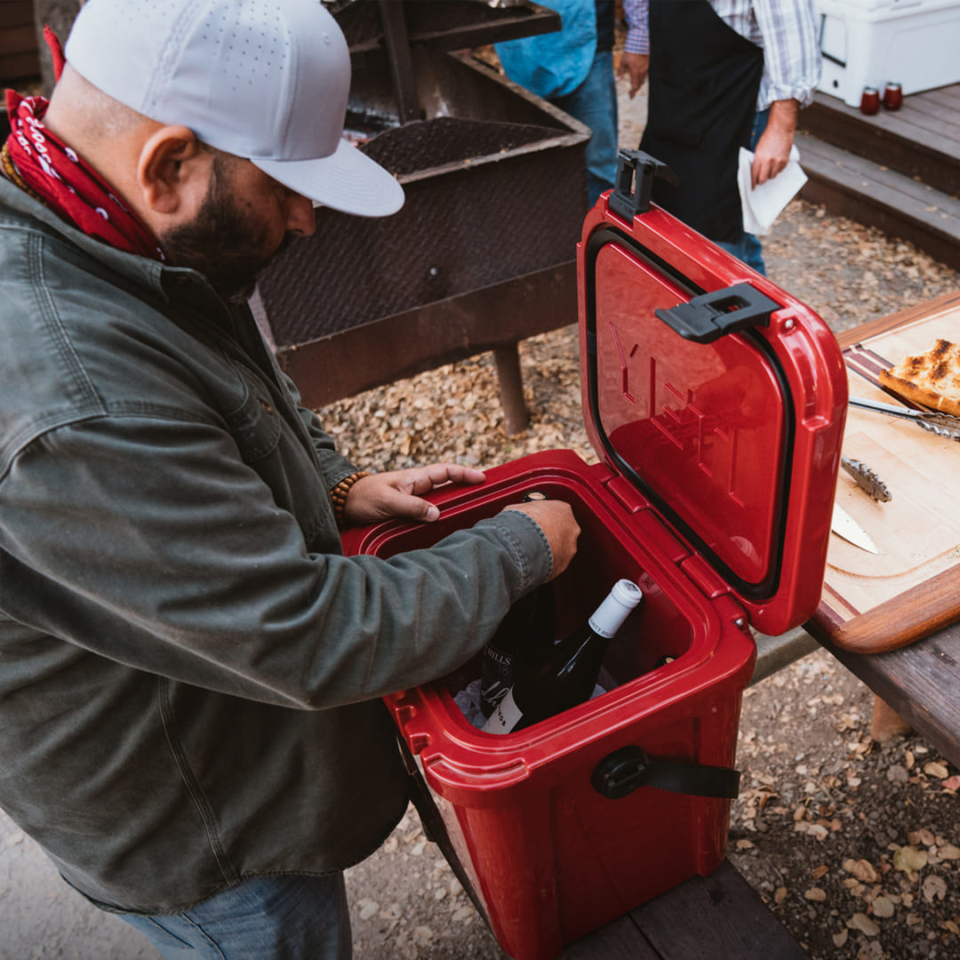 YETI || ROADIE 24 KÜHLBOX HARVEST RED