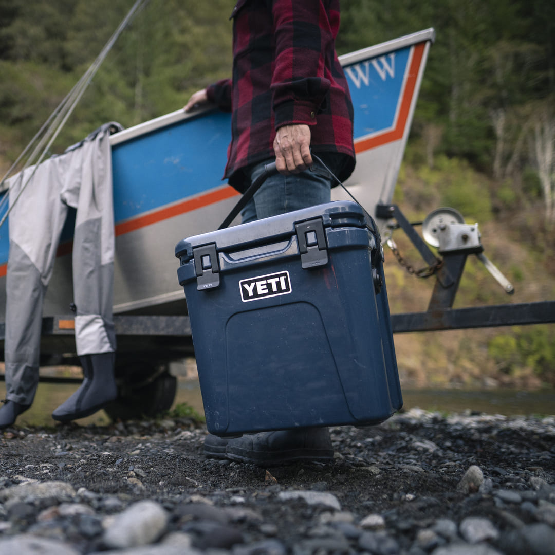 YETI || ROADIE 24 KÜHLBOX NAVY